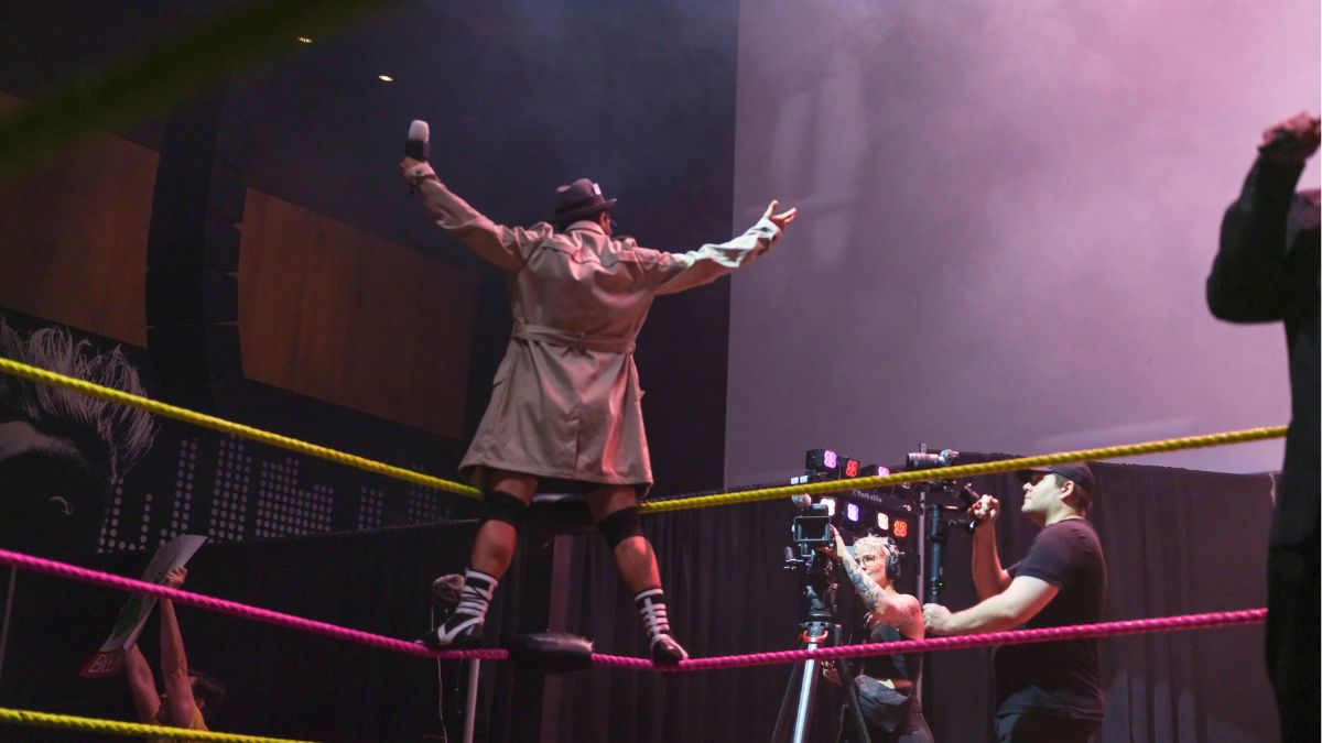 Fake Nooz Neville acknowledging the crowd.