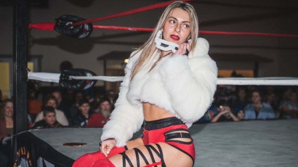 Nikita on the ring apron. Photo by Geoffrey Cole, shootingtheindies.com