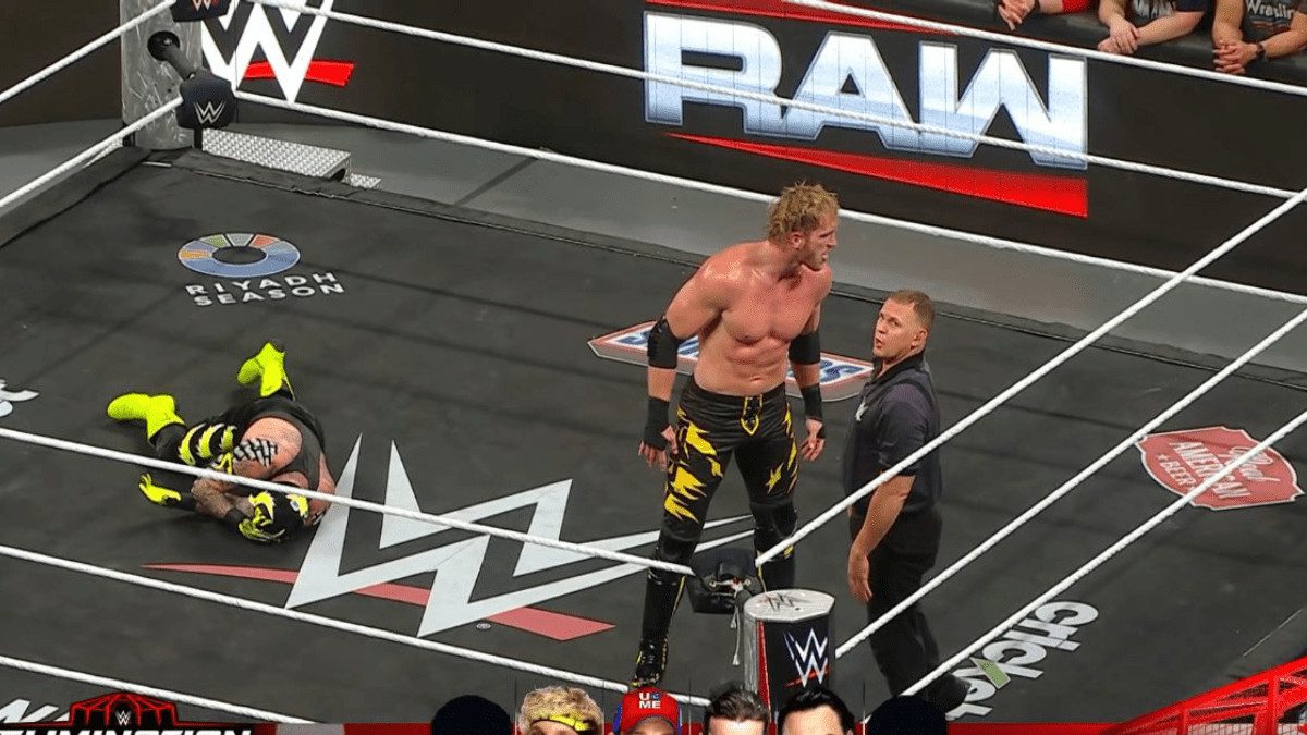 Logan Paul defeats Rey Mysterio