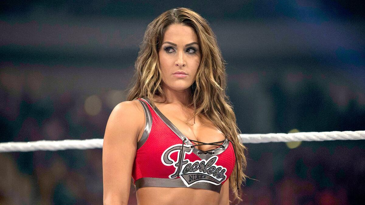Nikki Bella Suffers Apparent Injury On SmackDown